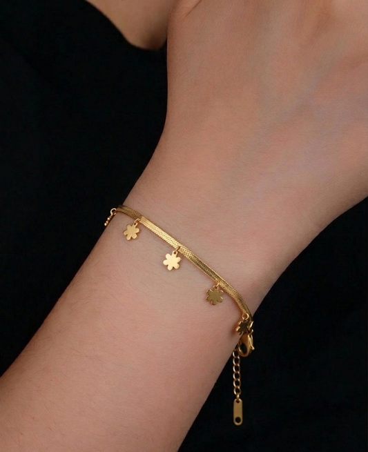 the daisy chain bracelet