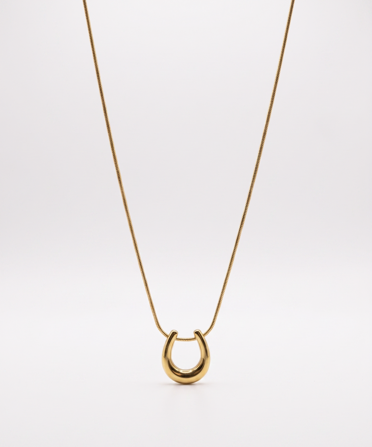 U shape pendant necklace