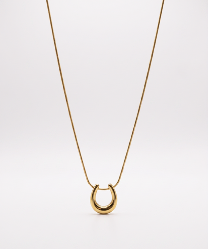 U shape pendant necklace