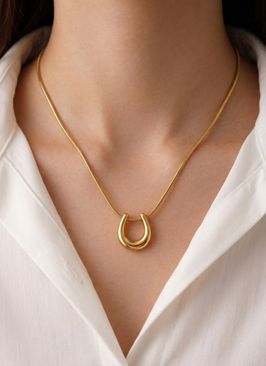 U shape pendant necklace