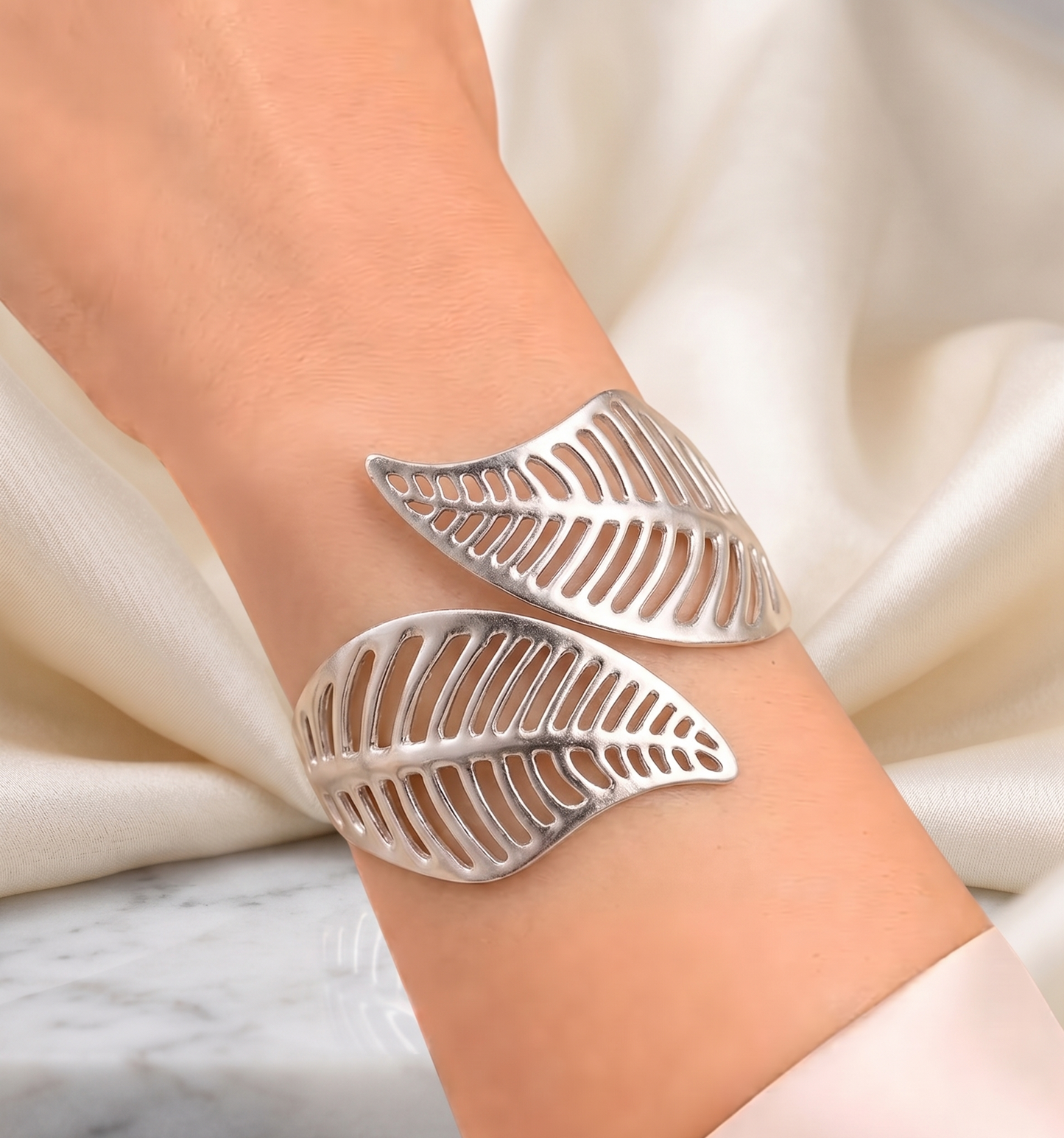 the open weave fern cuff bracelet (silver)