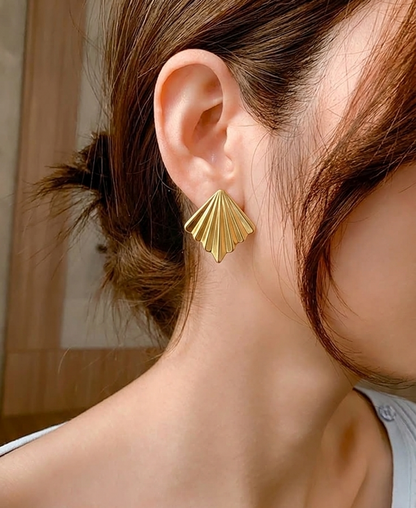 golden shell elegance
