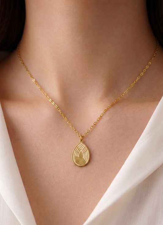 the gilded oval petal necklace