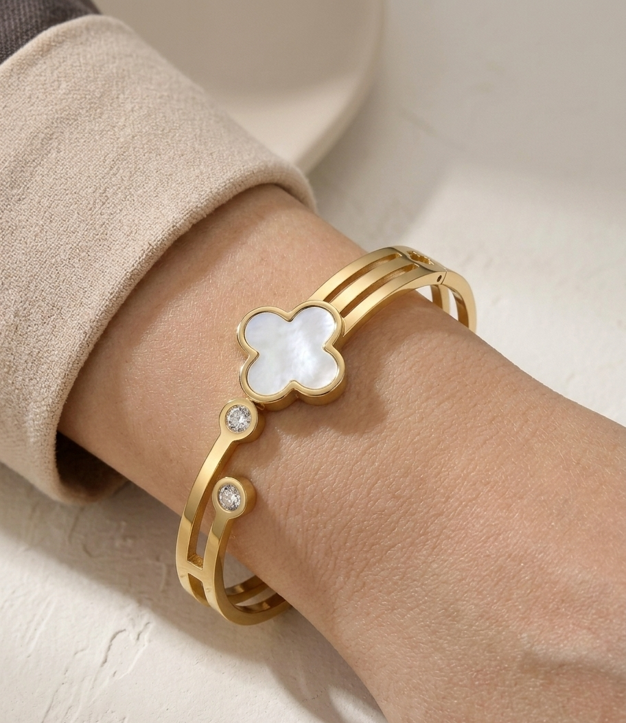 the aura clover bracelet